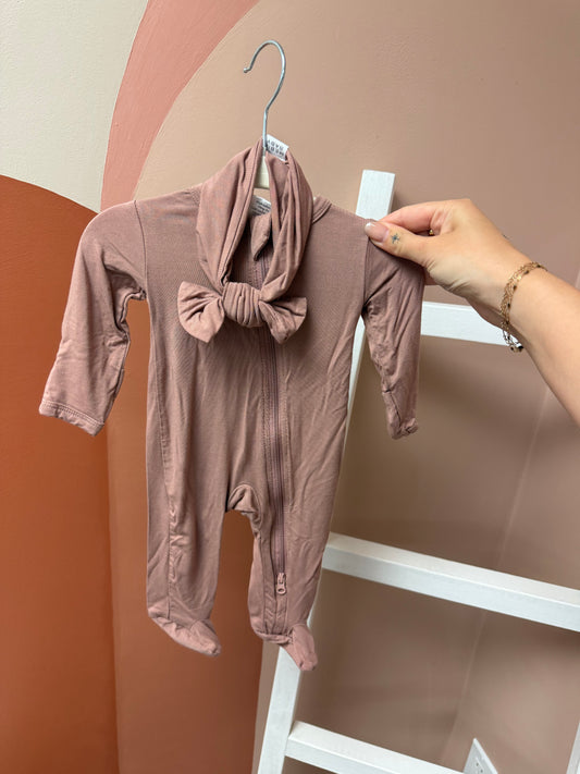 Mebie Baby Dusty Rose Sleeper + Bow - Size NB