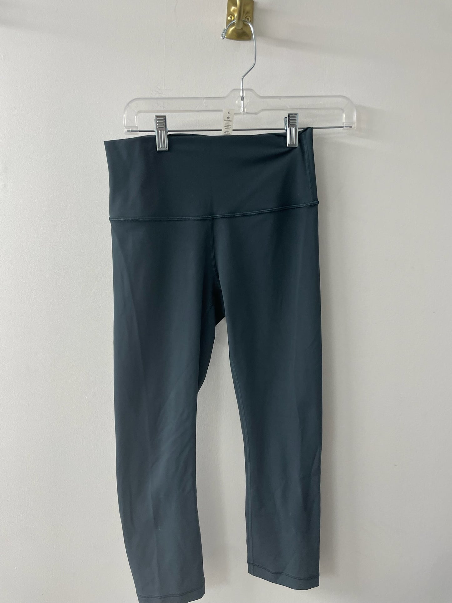 Lululemon-Crops Size 6