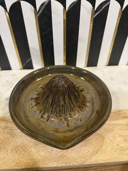 Pottery Citrus Juicer with Drain - B