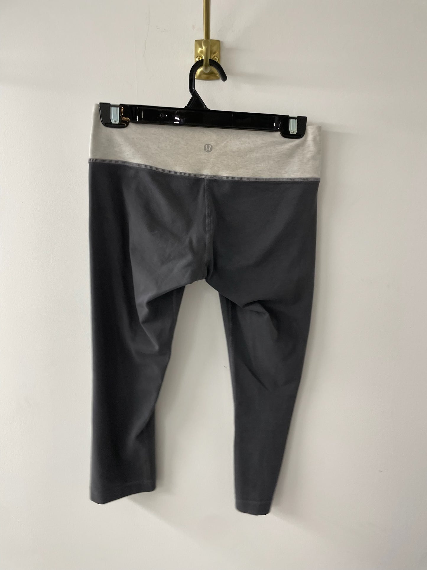 Lululemon-Wunder Under Crops Size 6